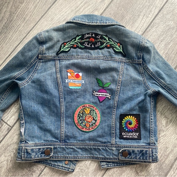 Cropped denim jacket with several patches - Picture 3 of 4